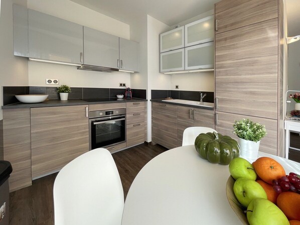 Jääkaappi, uuni, liesi, astianpesukone