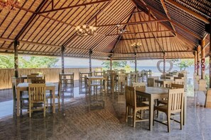 Outdoor dining - New Sunari Lovina Beach Resort (Buleleng)