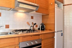 Fridge, oven, stovetop, coffee/tea maker