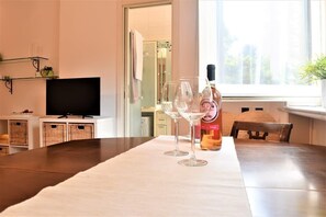 1 slaapkamer, een strijkplank/strijkijzer, wifi, beddengoed