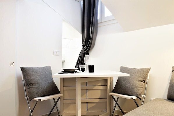 Interior - HomeLovers Little studio flat Abruzzi Loreto Metro Station (Milano)