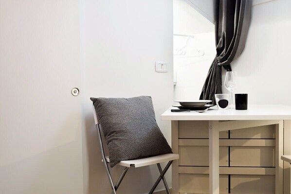 Interior - HomeLovers Little studio flat Abruzzi Loreto Metro Station (Milano)