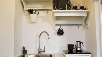 Réfrigérateur, micro-ondes, batterie de cuisine, vaisselle et ustensiles