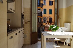 Interior - HomeLovers  two-rooms apartment Lambrate Metro Station (Milan)