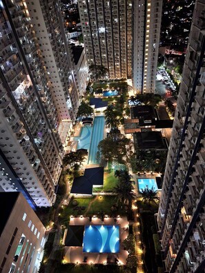 5 outdoor pools, open 8:00 AM to 9:00 PM, pool umbrellas - Elegant Studio @ Grass Residences 1-5 persons only, Quezon City (Quezon City)