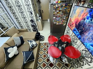 Condo Superior, 1 phòng ngủ, phù hợp cho người khuyết tật, không hút thuốc | Khu phòng khách | Smart TV 50-inch có truyền hình kỹ thuật số, TV, Netflix