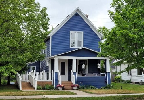Blue House on Front Downtown Traverse City - Dog Friendly!