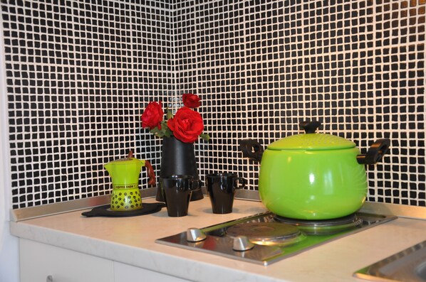 Fridge, stovetop, coffee/tea maker, electric kettle
