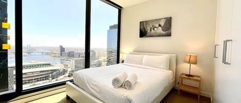 2 chambres, bureau, fer et planche à repasser, lit parapluie