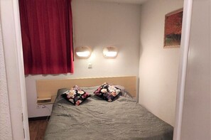 1 室のベッドルーム、アイロン / アイロン台