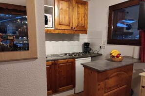 Réfrigérateur, micro-ondes, plaque de cuisson, cafetière/bouilloire