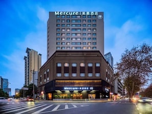 Un hôtel doté d’une façade moderne, de plusieurs étages et d’une enseigne bien visible.