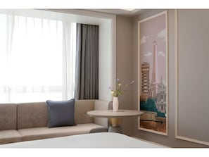 Chambre Standard, 1 très grand lit | Couette en duvet d'oie, minibar, Wi-Fi gratuit, draps fournis