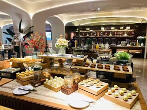 Café da manhã com buffet todos os dias mediante uma taxa