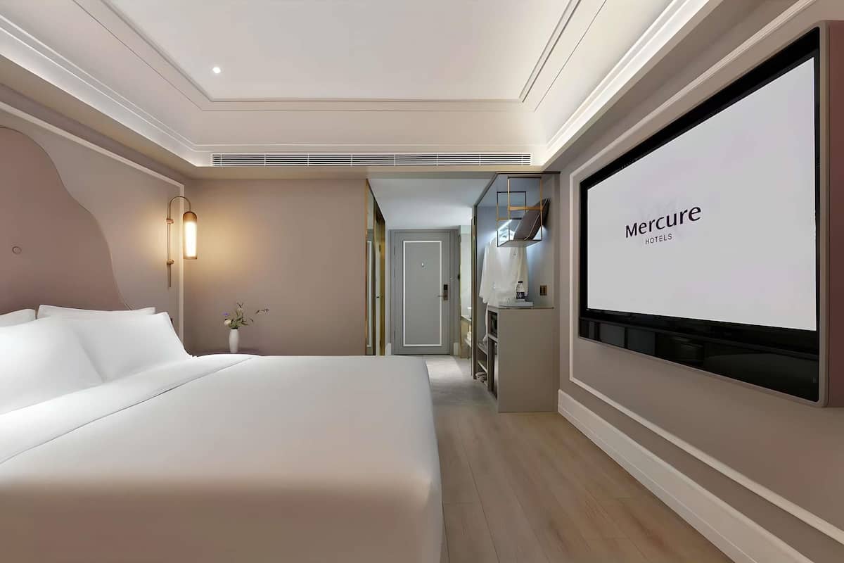 Superior Room, 1 King Bed | Down duvets, minibar, soundproofing, free WiFi