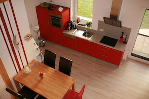 Réfrigérateur, four à micro-ondes, un four, surface de cuisson
