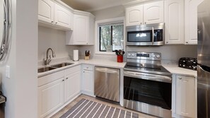 Geladeira, micro-ondas, fogão, cooktop