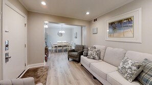 TV - Summer Special! Reduced Rate! 3 night min- 2 bd/2 bath! 3 Pools-Walk to Beach (Hilton Head Island)