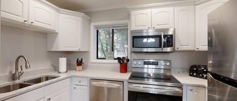 Réfrigérateur, micro-ondes, four, plaque de cuisson