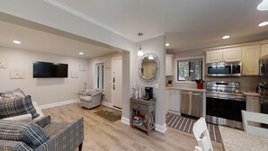 A spacious living room with a fireplace, a television, and a cozy seating area. - Labor Day Special! 2 bd/2 bath! 3 Pools-Walk to Beach (Hilton Head Island)