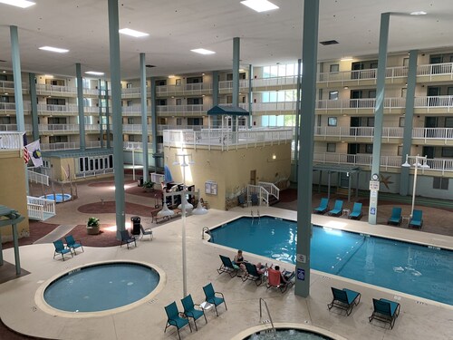 Summer Special! Reduced Rate! 3 night min- 2 bd/2 bath! 3 Pools-Walk to Beach