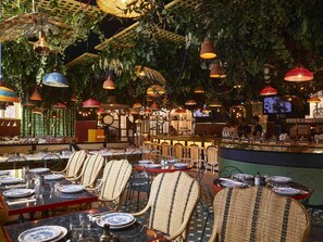 Hi ha 2 restaurants amb plats de pizza