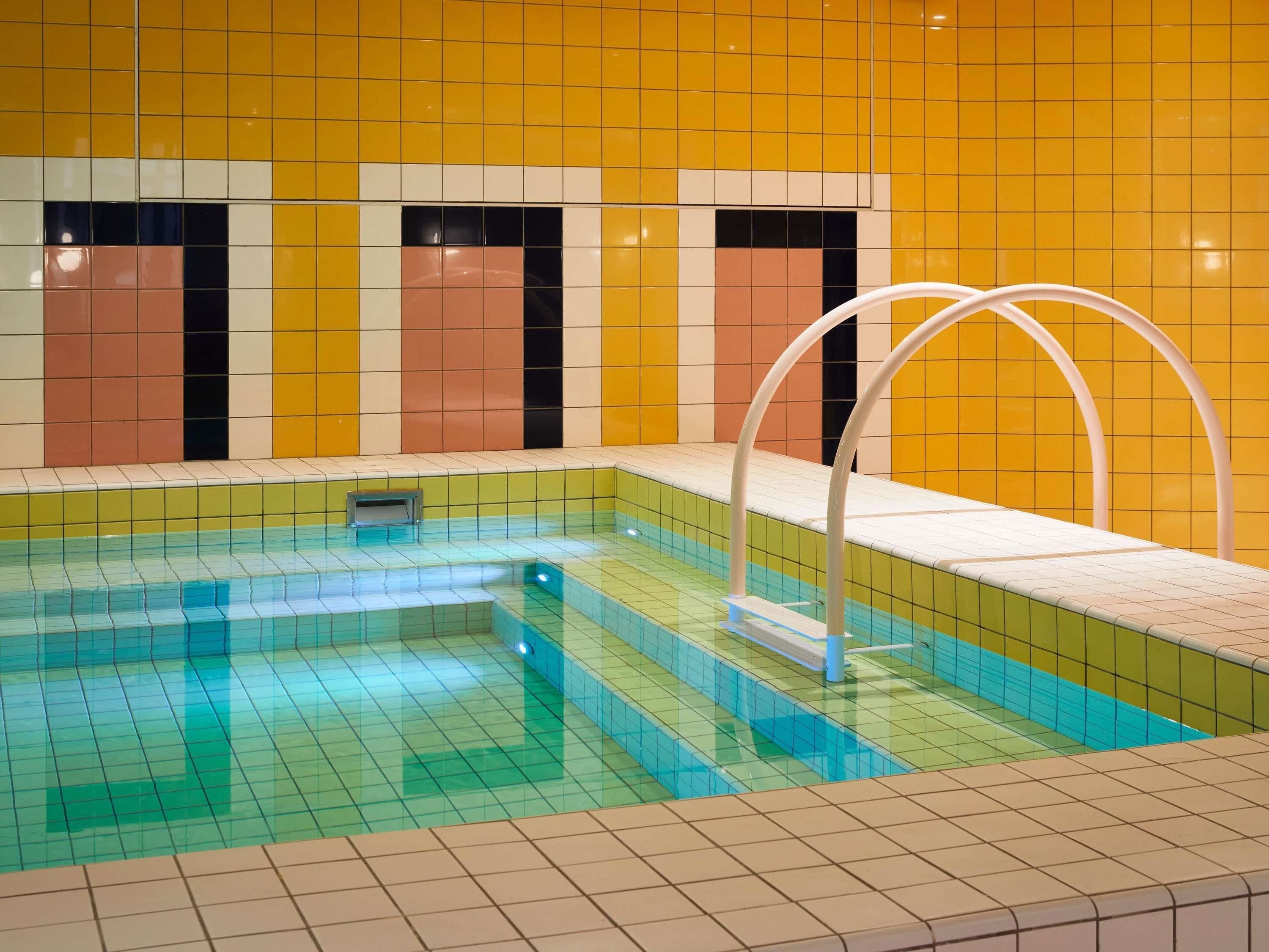 Ein Innenpool mit gefliesten Wänden und einem gefliesten Boden.