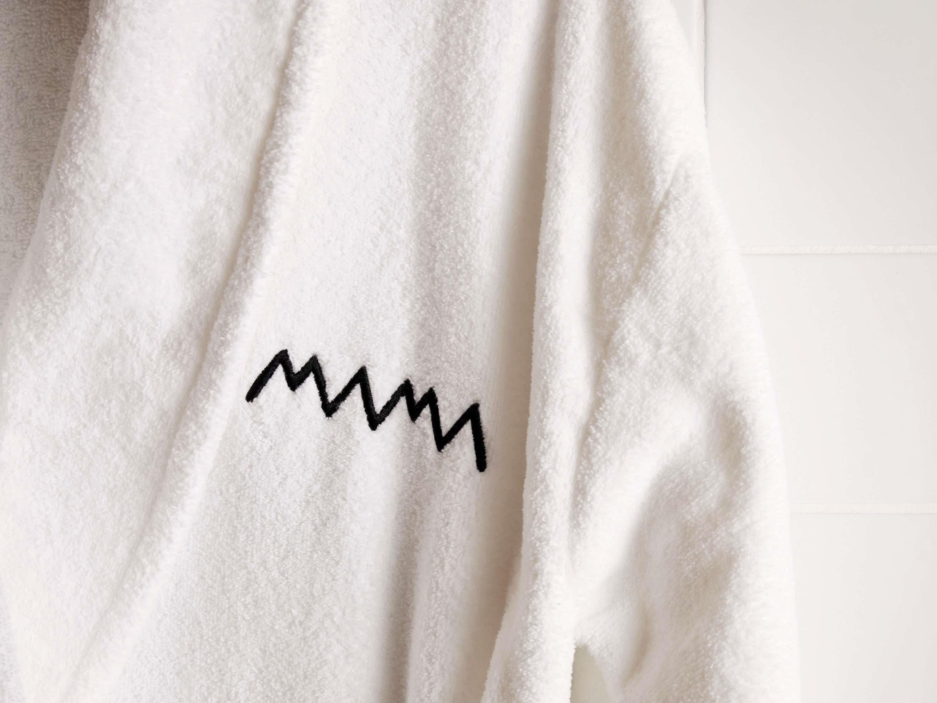Een witte handdoek met een zigzagmotief.