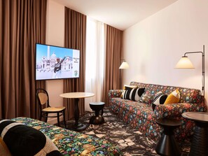 Safe på rommet, skrivebord, skrivebord for bærbar PC og lydisolert