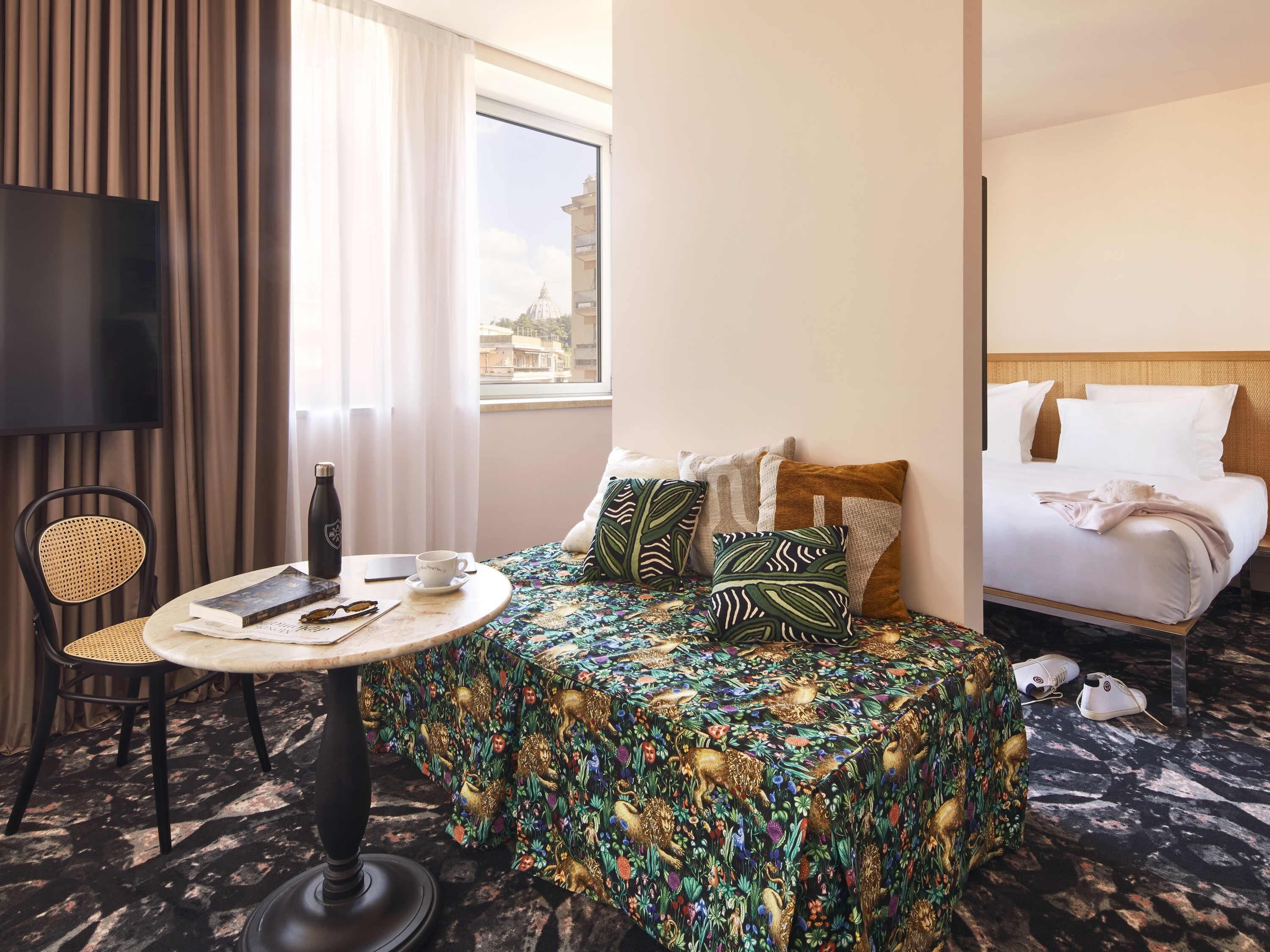 Caja de seguridad en la habitación y escritorio 