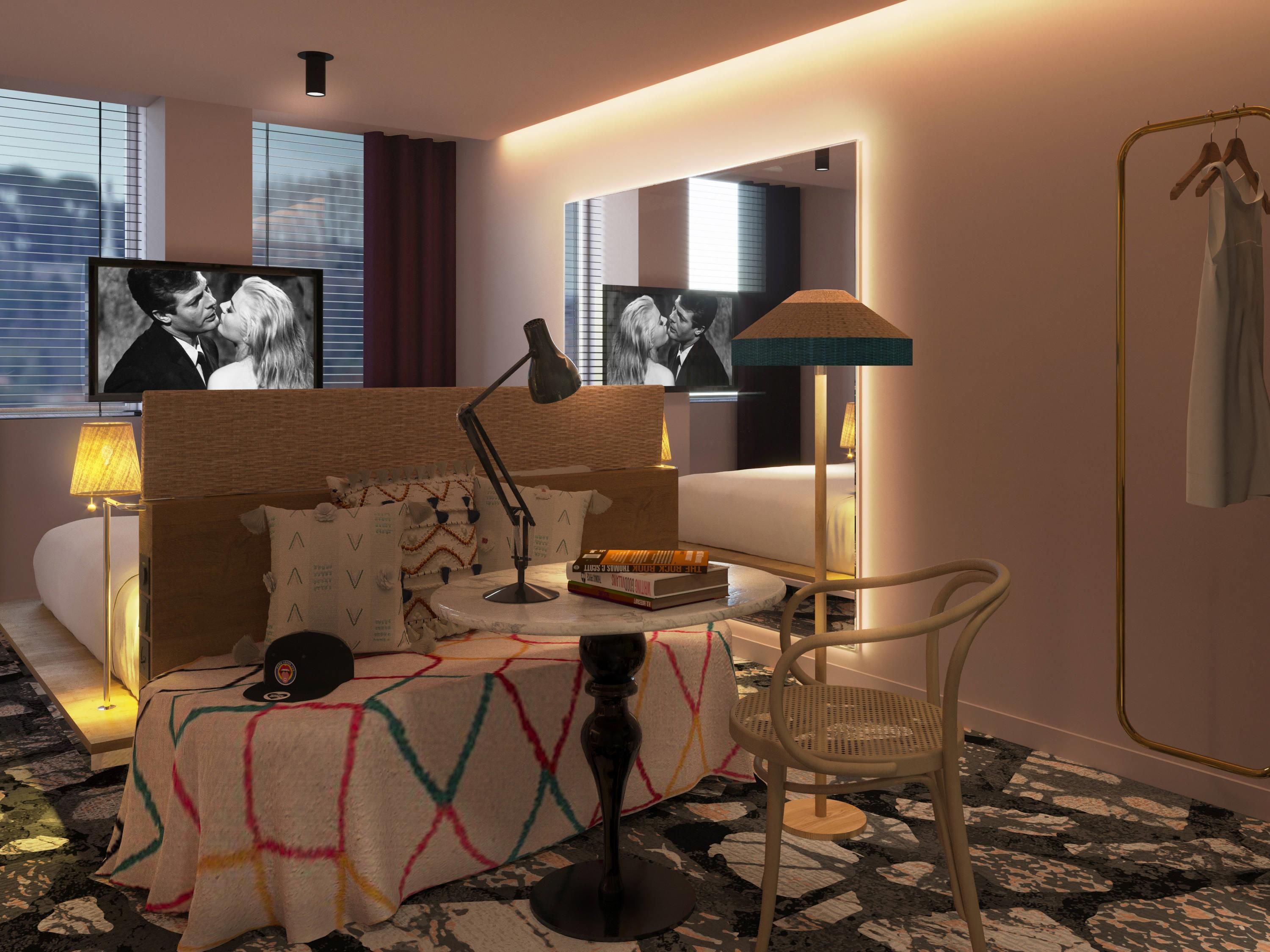 Una habitación de hotel con una cama, una mesita de noche con lámpara, una silla, un televisor y un ventanal grande.