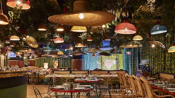 2 restaurants, spécialités Cuisine à base de pizza