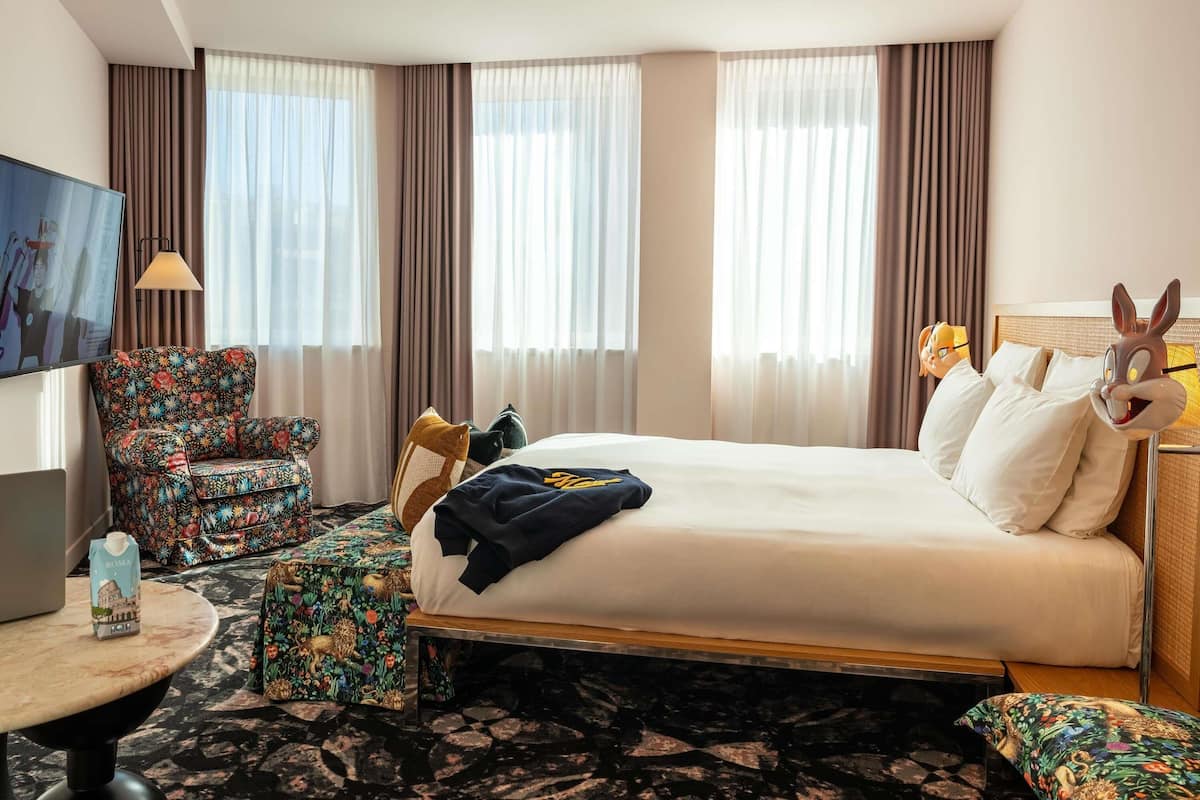 Kamer, 1 tweepersoonsbed (Large Mama) | 1 slaapkamer, een kluis op de kamer, een bureau, een laptopwerkplek