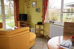 Fernseher, Bücher, Musikbibliothek