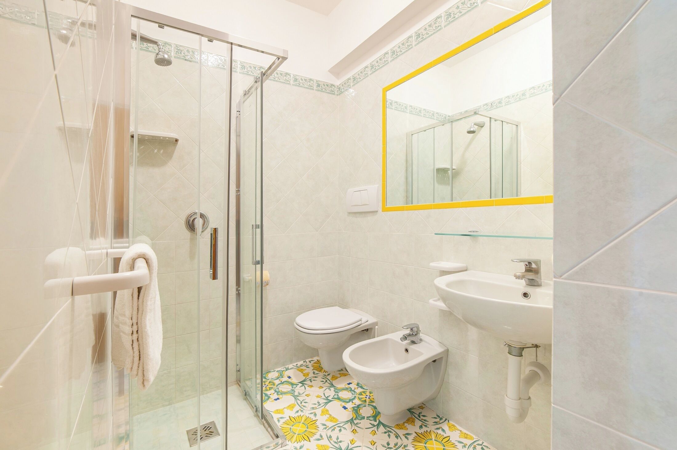 Ducha, artículos de higiene personal gratuitos, bidé y toallas