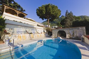 Indoor pool, seasonal outdoor pool, pool umbrellas, pool loungers - Resort Terme La Pergola (Casamicciola Terme)