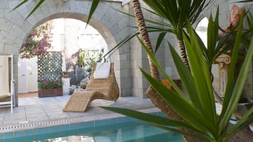 Piscina interna, piscina externa sazonal, guarda-sóis, espreguiçadeiras