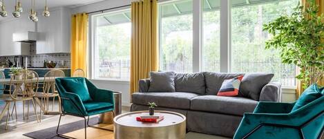 Una televisión, un reproductor estéreo