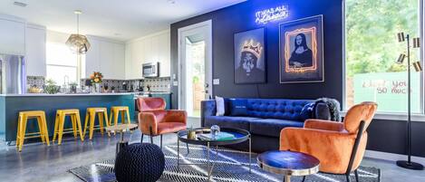 Fernseher, Smart Speakers, Stereoanlage, Arbeitsbereiche