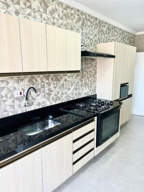 Geladeira, fogão, cooktop, cafeteira/chaleira