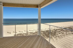 På stranden