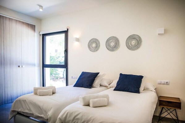 9 bedrooms, in-room safe, iron/ironing board, free WiFi