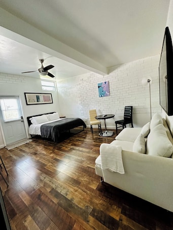 1 bedroom, WiFi, bed sheets. ❤️Red flower (Where you are welcome)