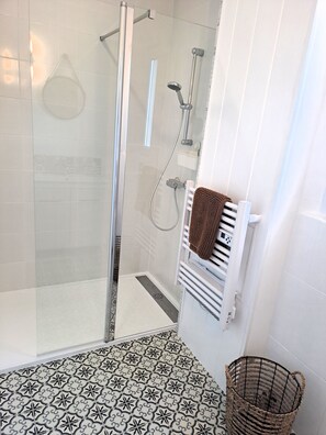 Badewanne, Haartrockner, Bidet, Seife