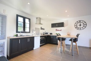 Kjøleskap, ovn, kokeplater og oppvaskmaskin