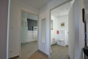 Dusj, håndklær og toalettpapir