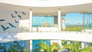 Ein modernes Gebäude mit Glasfassade, Poolbereich und Außenbereich zum Sitzen.