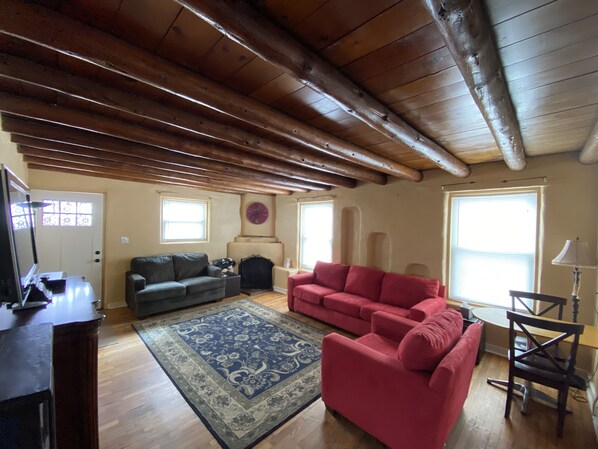 TV - Cozy/Charming home (Monte Vista)