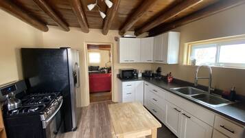 Microondas, cafetera o tetera y utensilios de cocina