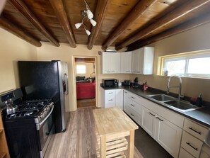 Microwave, coffee/tea maker, cookware/dishes/utensils - Cozy/Charming home (Monte Vista)